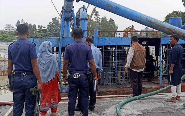 আড়িয়াল বিলে অভিযান: ৭টি অবৈধ ড্রেজার বিনষ্ট, ৫ লাখ টাকা জরিমানা